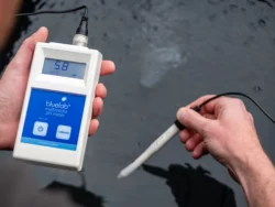 Bluelab Multimedia pH Meter i hånden, klar til måling